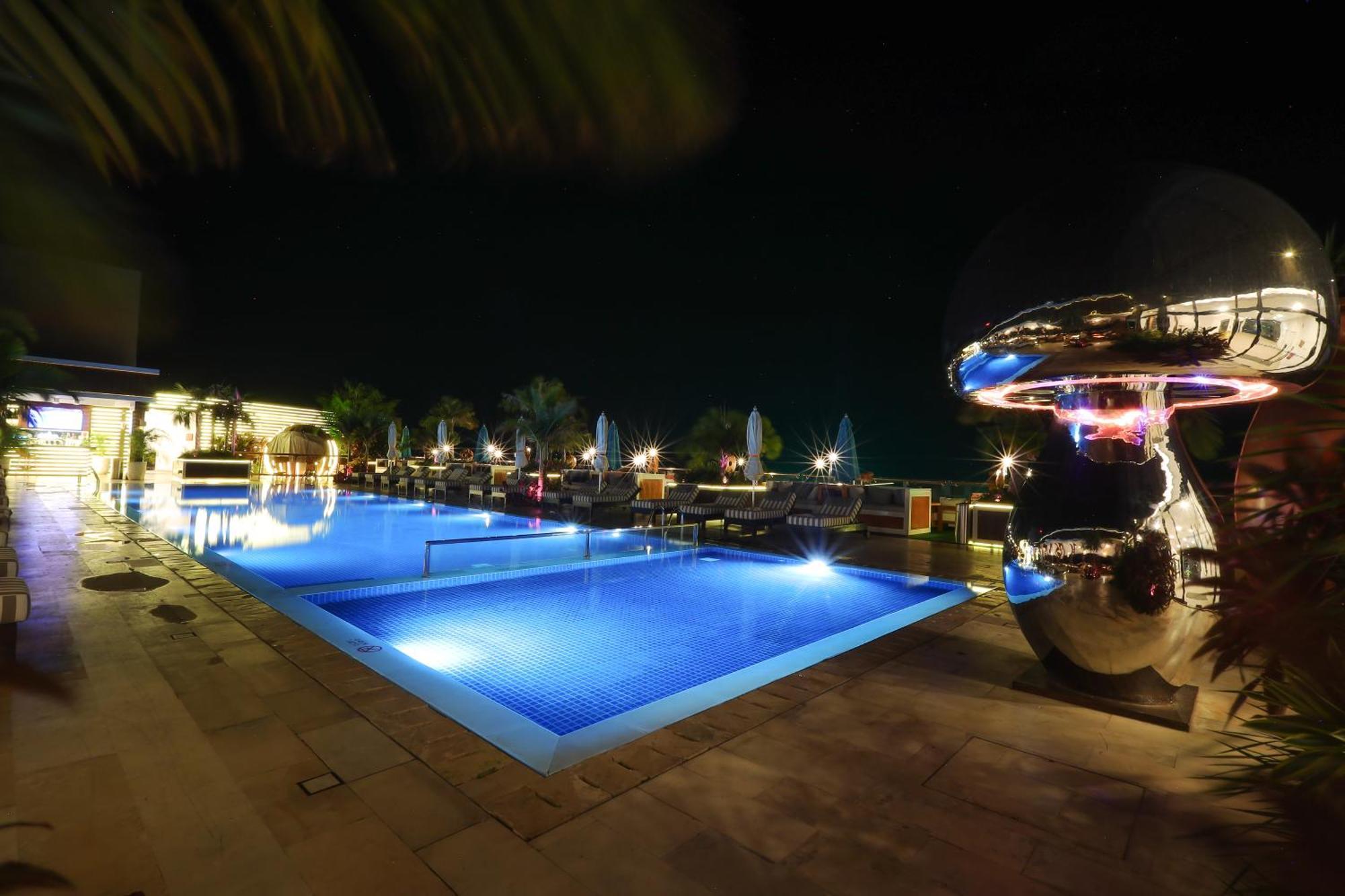 The Riyaz Lavanya Langkawi Пантай-Ченанг Екстер'єр фото The pool at the hotel