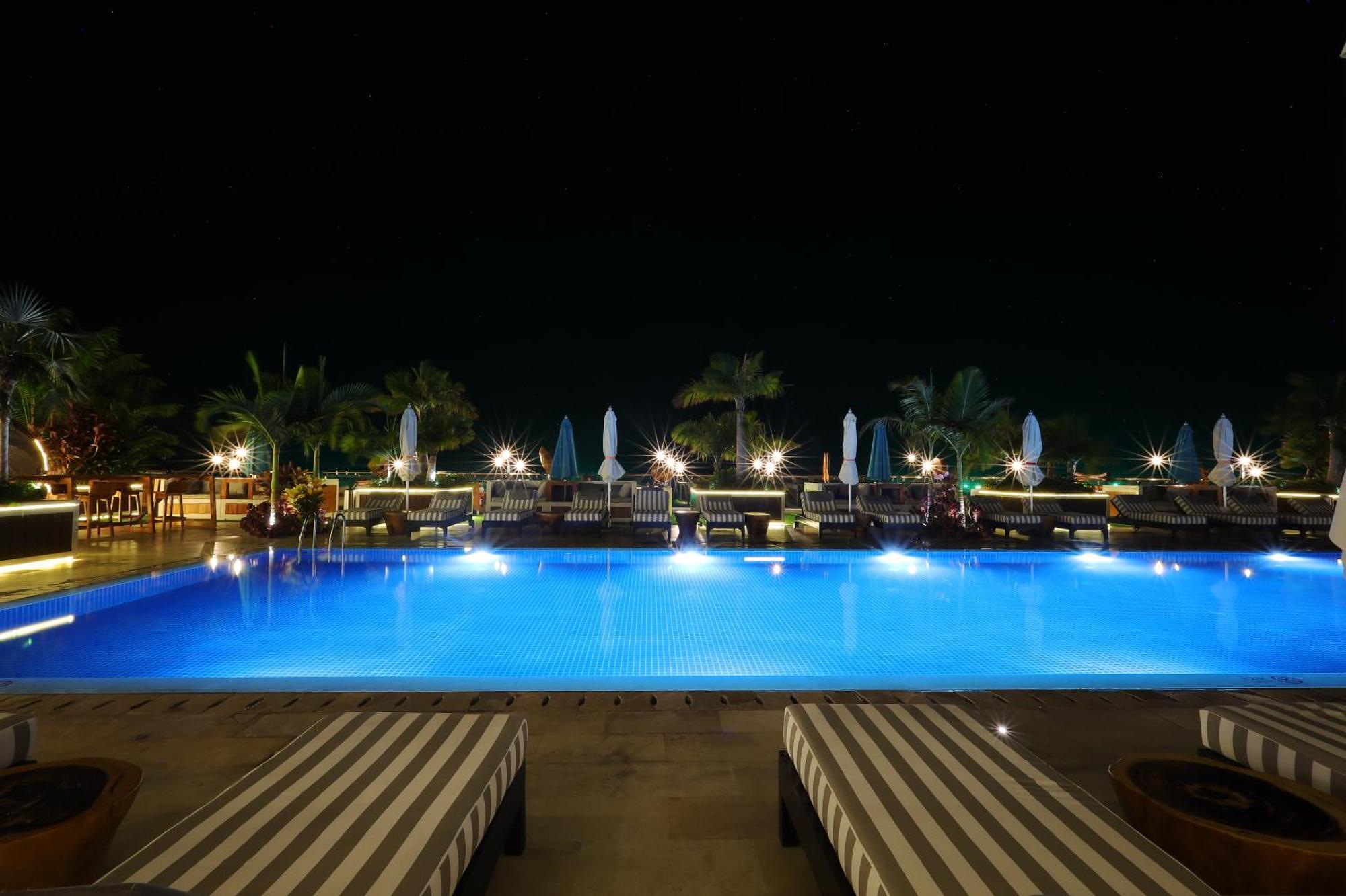 The Riyaz Lavanya Langkawi Пантай-Ченанг Екстер'єр фото The pool at night